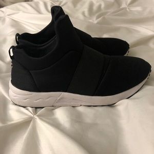 Black laceless sneakers